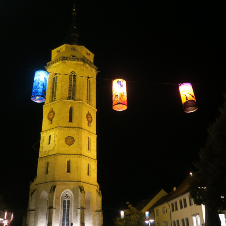 Vor der Stadtkirche Balingen leuchten drei der Riesenlaternen des Laternenhimmels der Jugendkunstschule