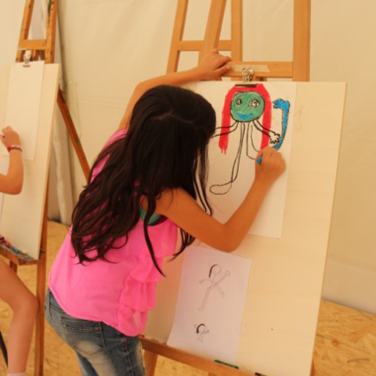 Ein Mädchen an der Staffelei im Kunstzelt Kirchner der Jugendkunstschule Balingen