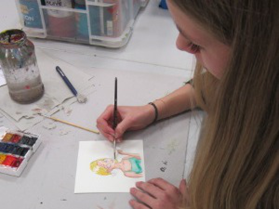 Eine Jugendliche beim Zeichnen in der Jugendkunstschule Balingen