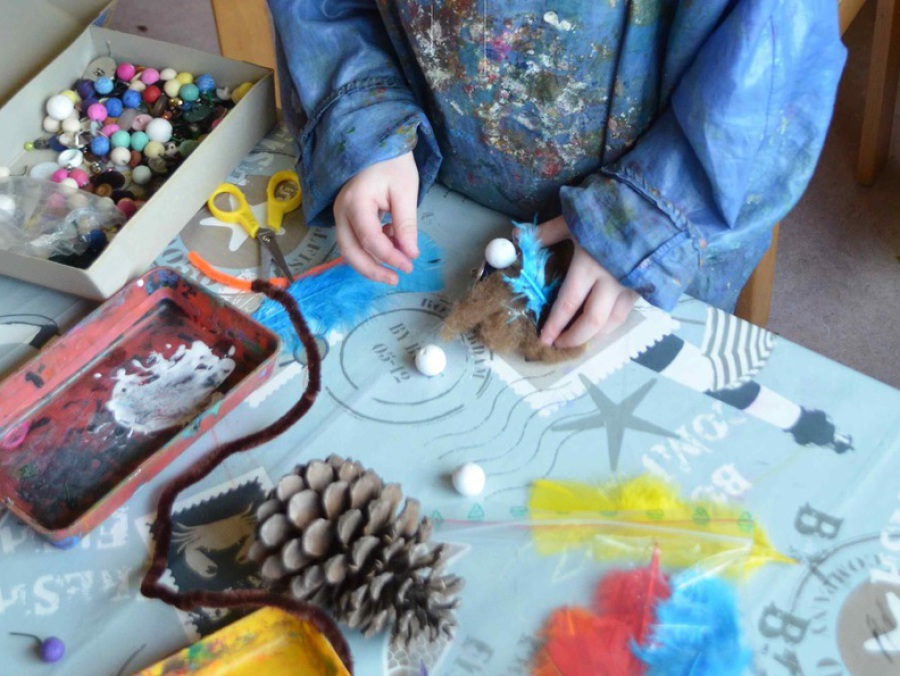 Kind bastelt in der Werkstatt der Fantasie der Jugendkunstschule Balingen