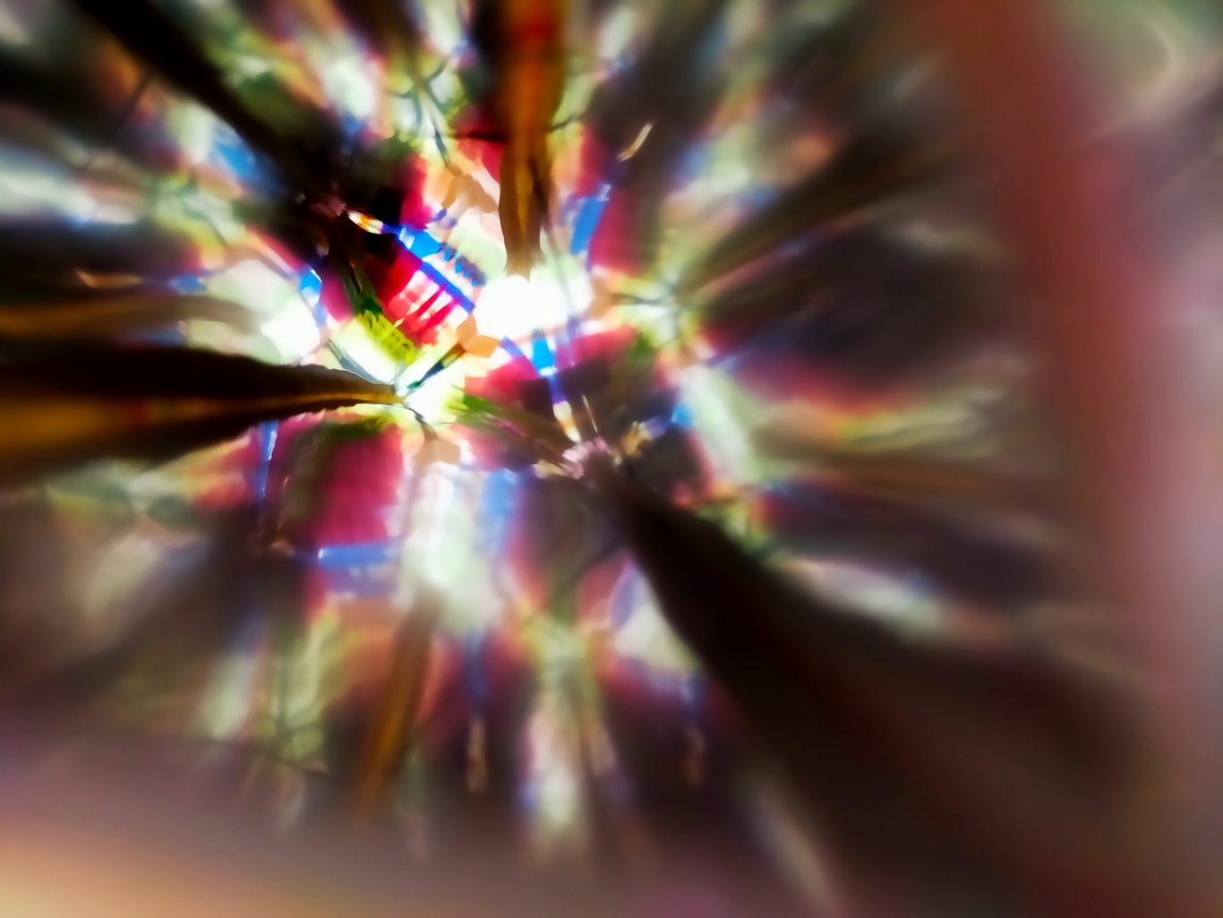 Bunte Lichtreflexionen, die einen kaleidoskopartigen Effekt erzeugen.