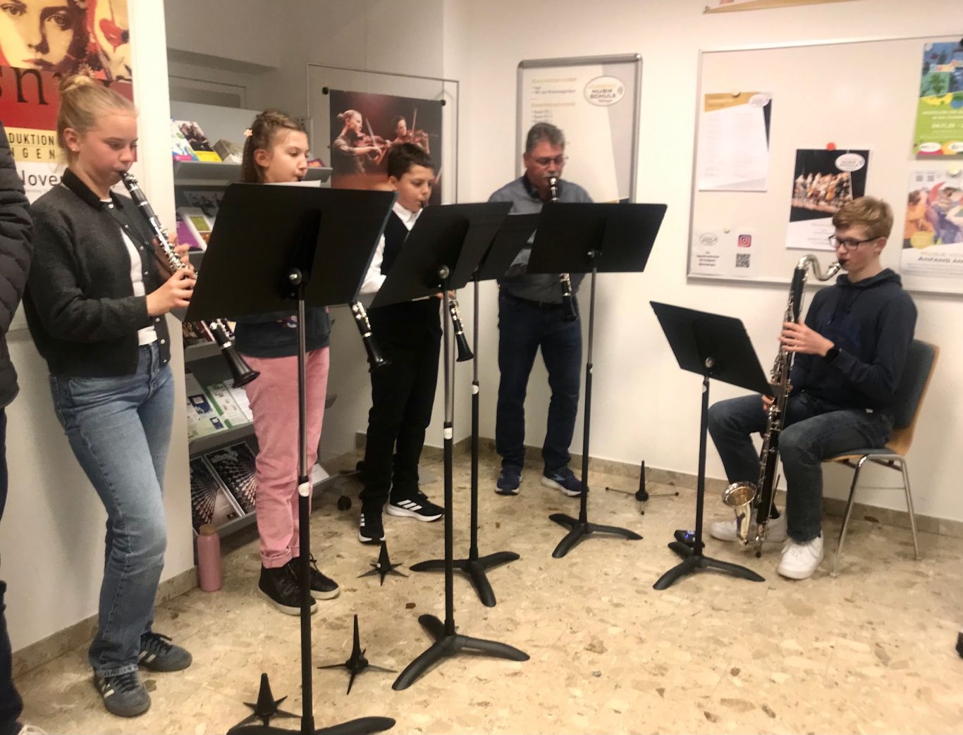 Gruppe von fünf Musikern spielt Instrumente in der Jugendmusikschule.
