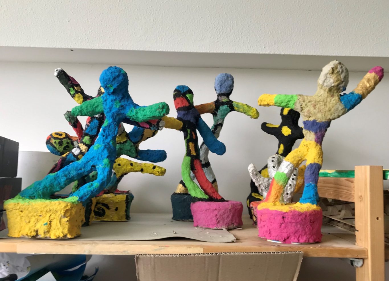 Bunte, abstrakte Skulpturen aus Ton in verschiedenen Posen und Formen.
