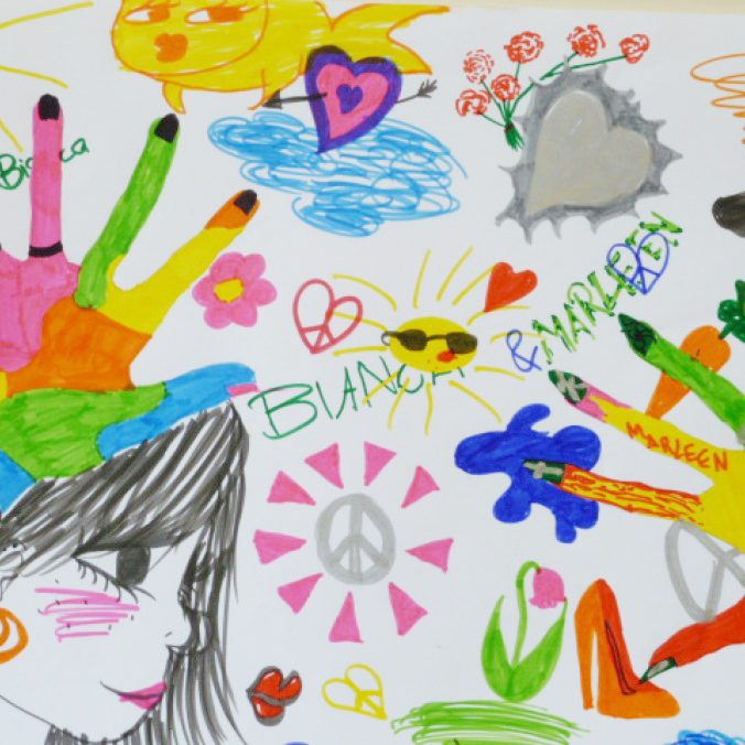 Bunte Kinderzeichnungen mit Handabdrücken, Sonne, Blumen und einem Friedenzeichen.