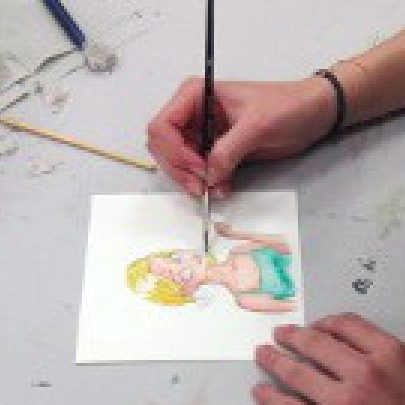 Eine Hand malt eine figurative Zeichnung eines Mädchens mit blonden Haaren.