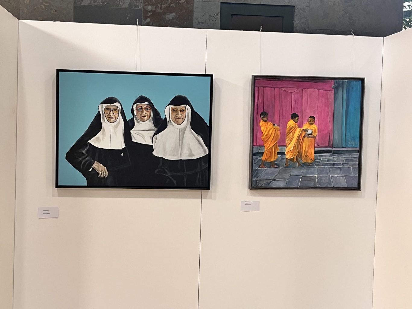 Zwei rahmene Bilder: eine Gruppe in traditioneller Kleidung links, Mönche in Orange rechts.