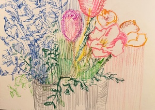 Bunte Blumen in einer Vase, darunter violette, rosa und orangefarbene Blüten.