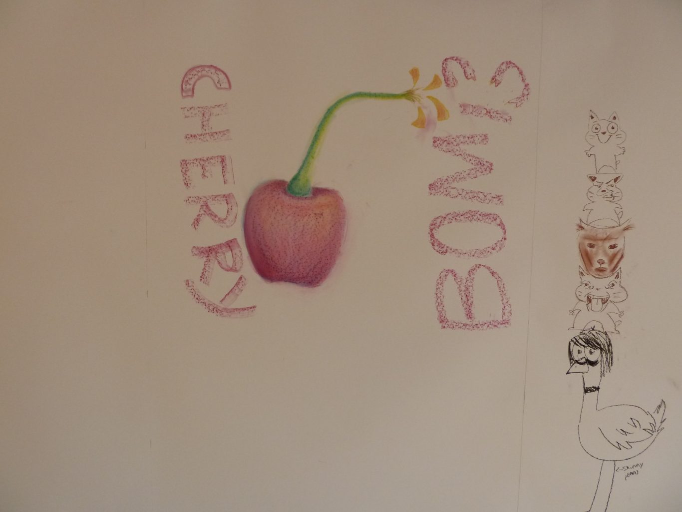 Rosa Kirsche mit der Aufschrift "CHERRY BOMB" und einer Zeichnung daneben.