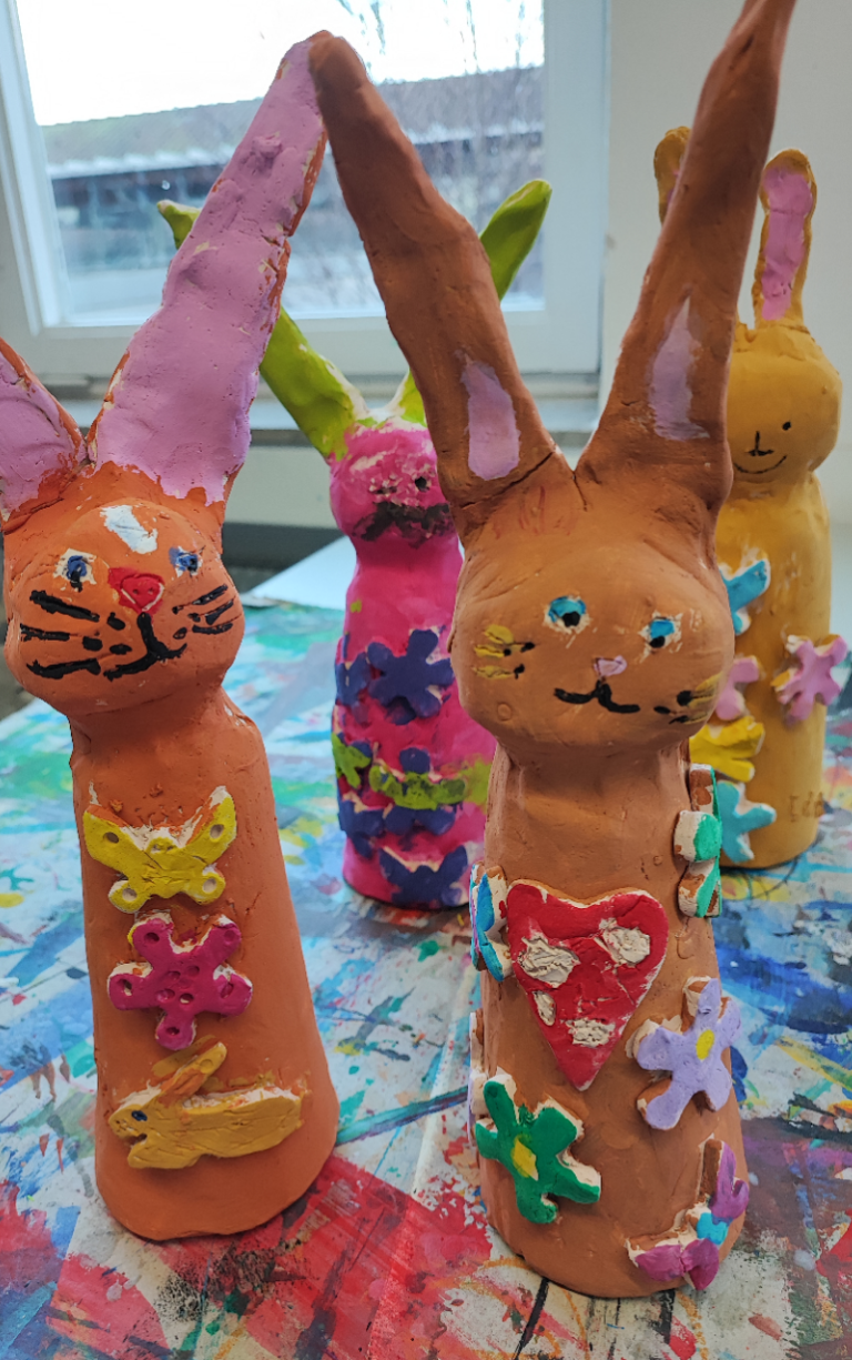Bunt bemalte Osterhasen aus Ton. Angefertigt von Kindern im Kurs "Werkstatt der Fantasie".