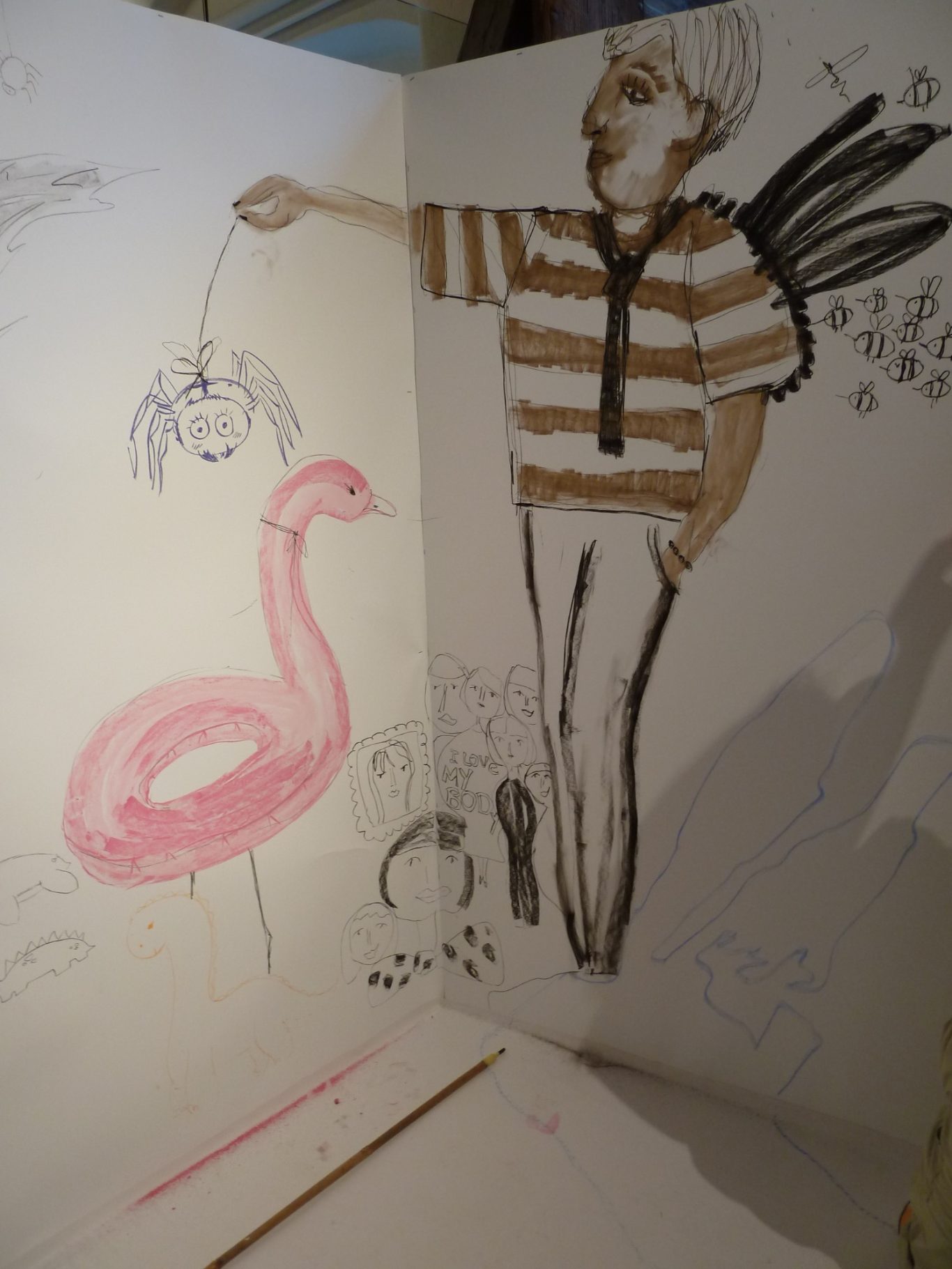 Eine Person mit Flügeln steht neben einem rosa Flamingo, umgeben von Skizzen.