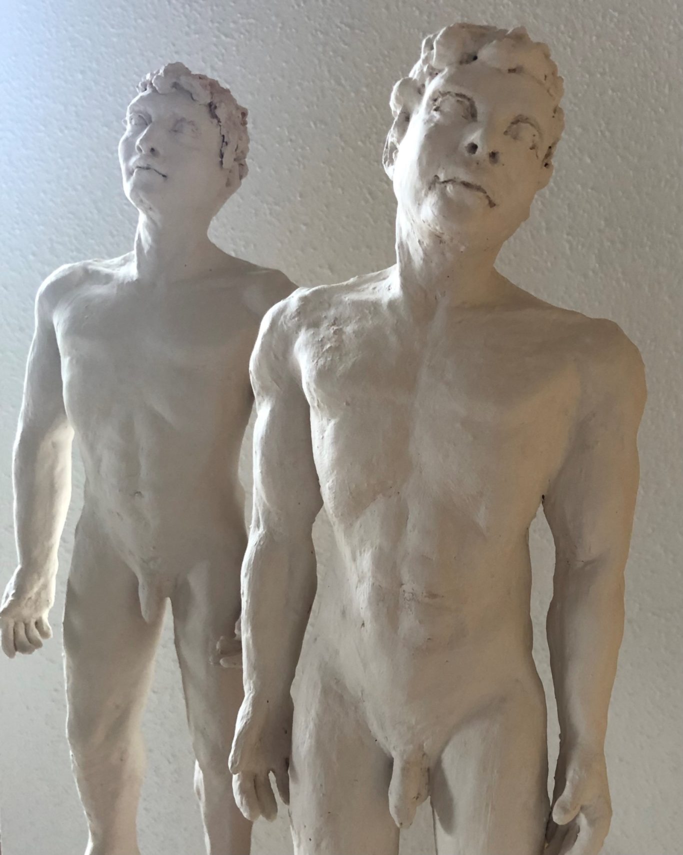 Zwei männliche Körperfiguren aus Ton, naturgetreu und detailliert.