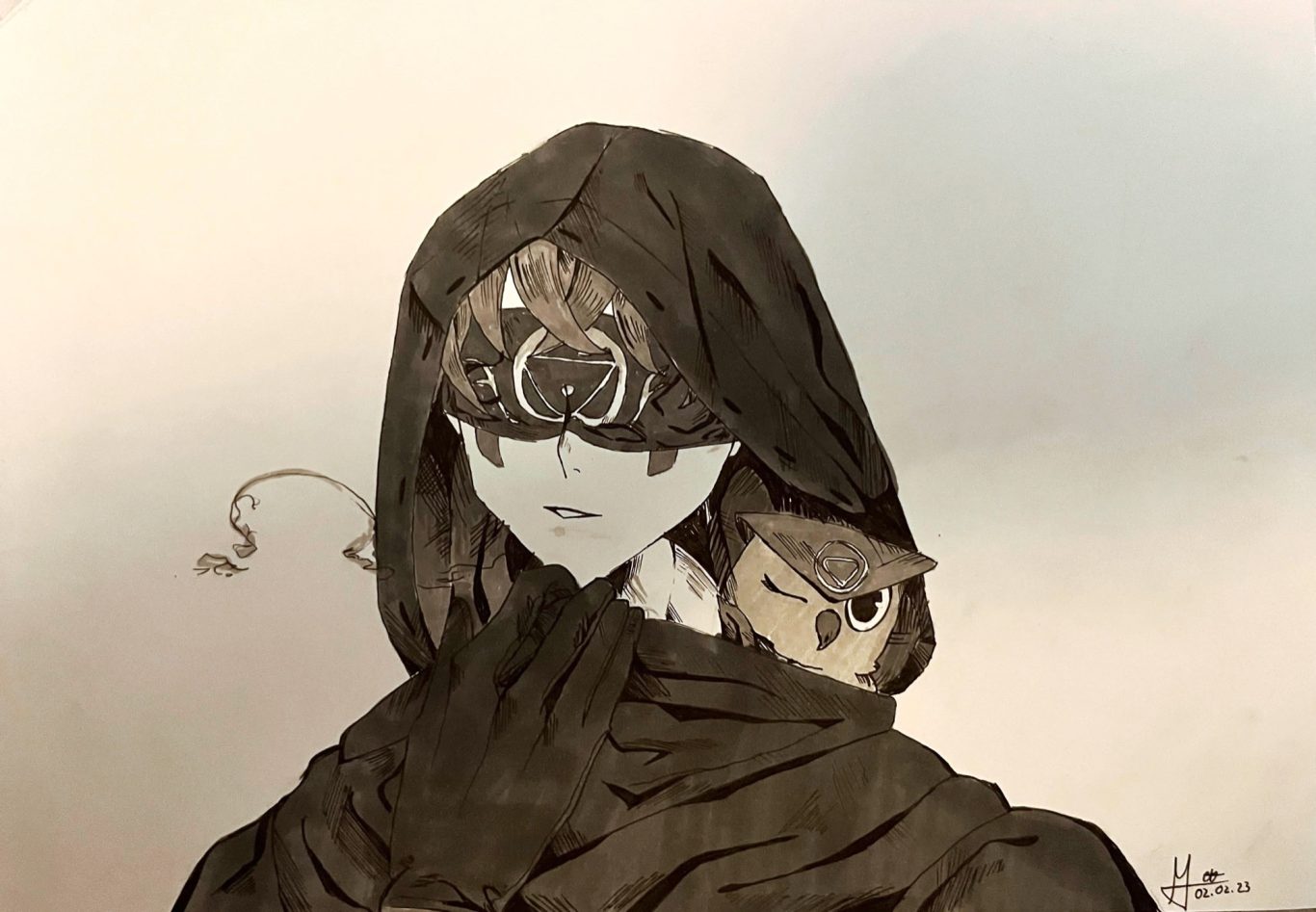 Eine geheimnisvolle Figur in einem Umhang mit einer Eule auf der Schulter.