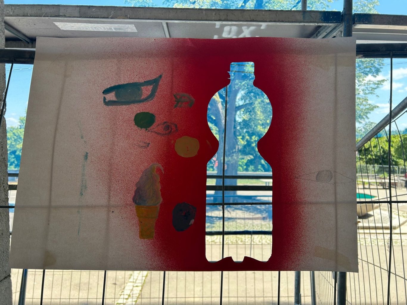 Graffiti mit Silhouette einer Flasche und bunten Farbklekse im Hintergrund.