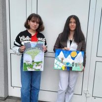 Anna Bauer und Hatun Bakir halten Ihre Bilder vom Internationalen Jugendwettbewerb in den Händen.