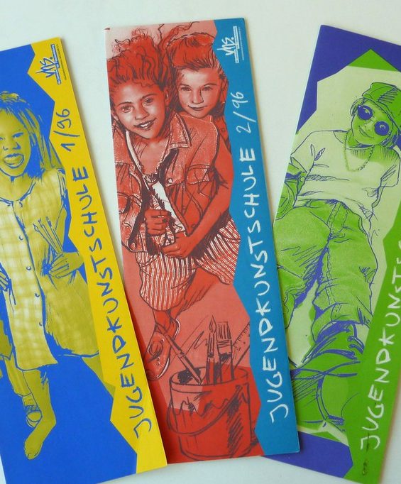 Drei farbige Prospekte mit Bildern von Kindern und dem Text "Jugendkunstschule".