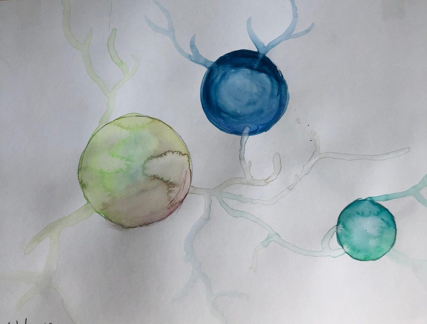 Abstrakte Malerei mit bunten, kreisförmigen Formen und feinen, verzweigten Linien auf grünem Hintergrund.