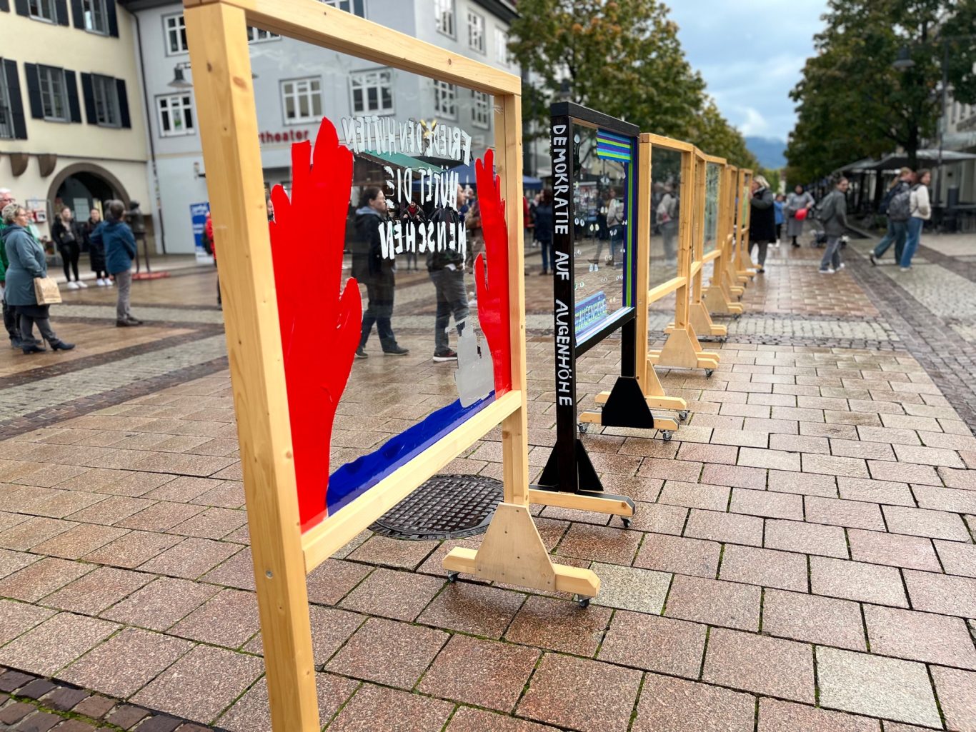 Das "Lange Band der Demokratie" auf dem Marktplatz Balingen.