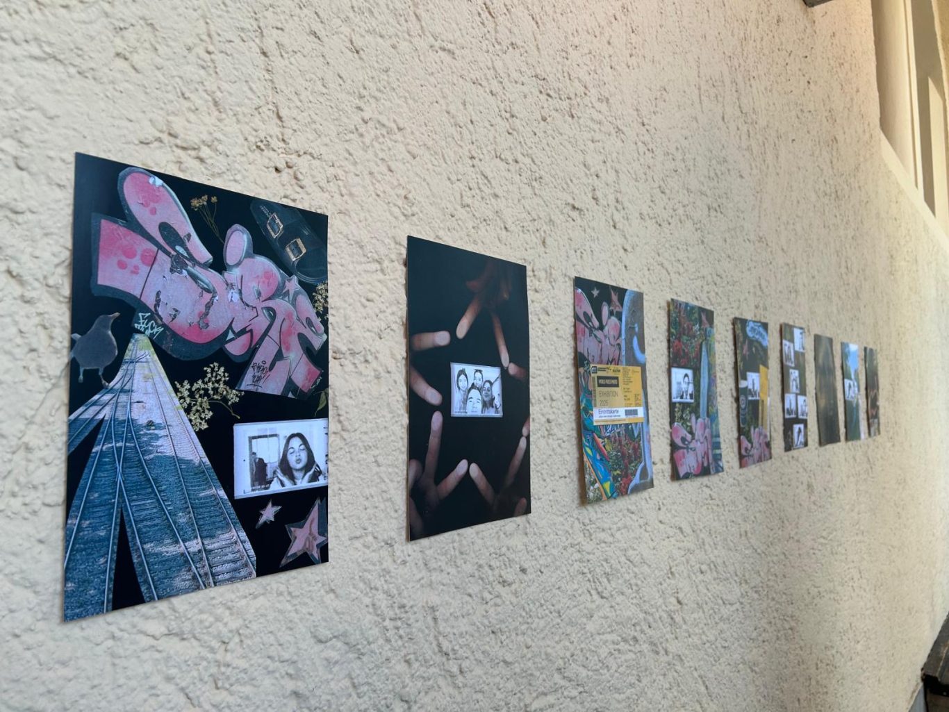 Eine Reihe von verschiedenen Kunstwerken an einer Wand.