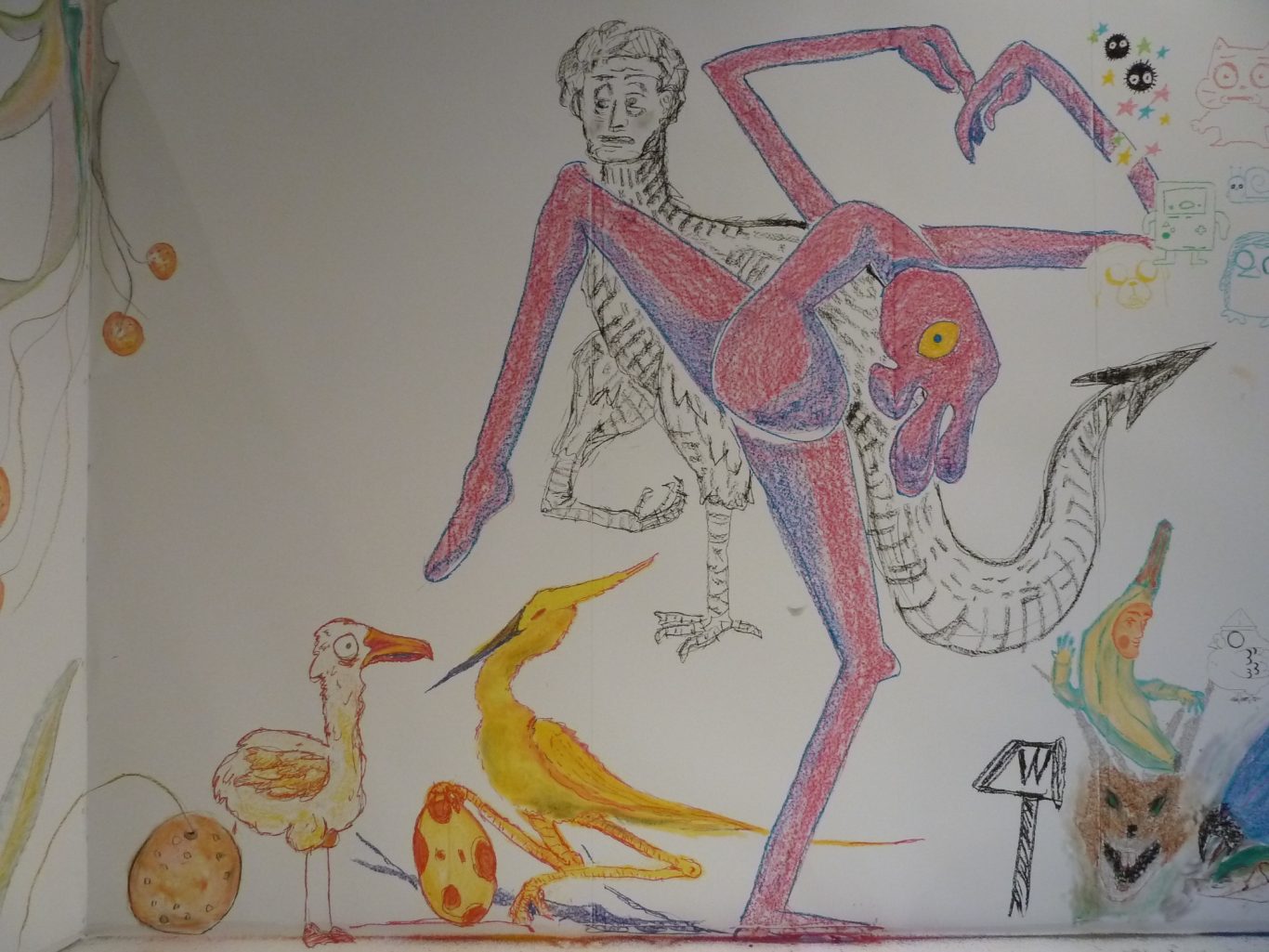 Farbenfrohe Wandmalerei mit abstrakten Figuren und verschiedenen Vögeln.